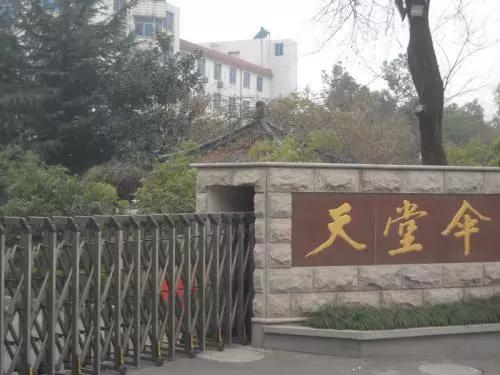 不输褚时健！60岁退休工人用2000元创业，靠卖雨伞一年赚到20亿
