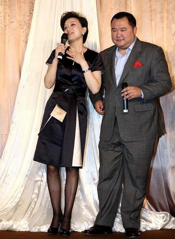 杨澜优雅到骨子里穿黑裙丝袜美出高级感富豪老公该有危机感了