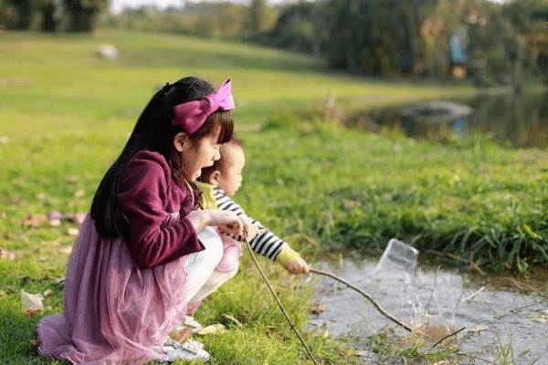 原创生二宝后，大宝经常找茬，质疑妈妈不会带孩子：妹妹被拐跑怎么办