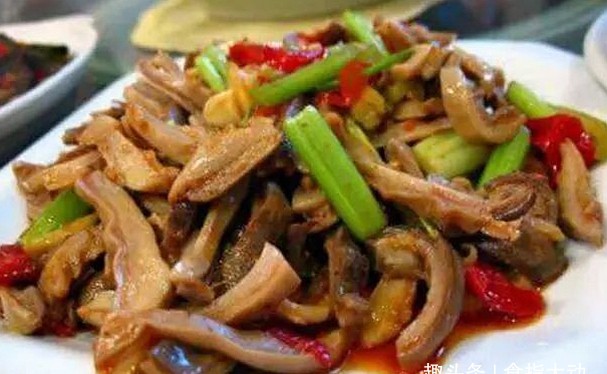 用料 红辣椒3个;猪肚1个;蒜苗3棵;生抽;鸡精 做法 1,猪肚焯水切细条