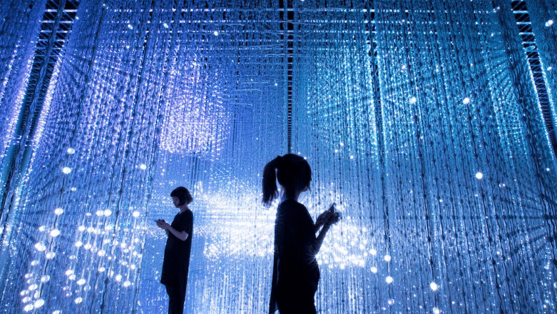 灯光矩阵作为新兴的互动装置艺术,因其独特的媒体性,互动性,参与性和