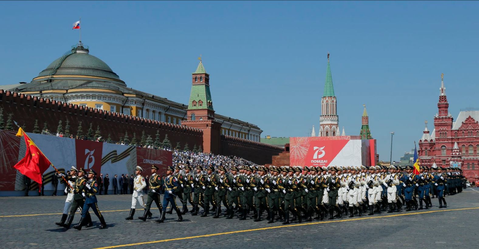 红场阅兵后,普京竖拇指.其实,普京身上的压力也很大