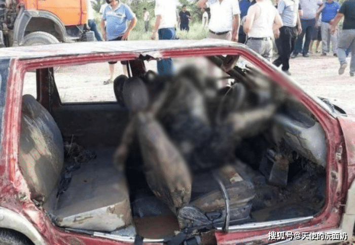 河里捞出腐尸车,男子颈部遭铁链栓方向盘上,反手凹折.