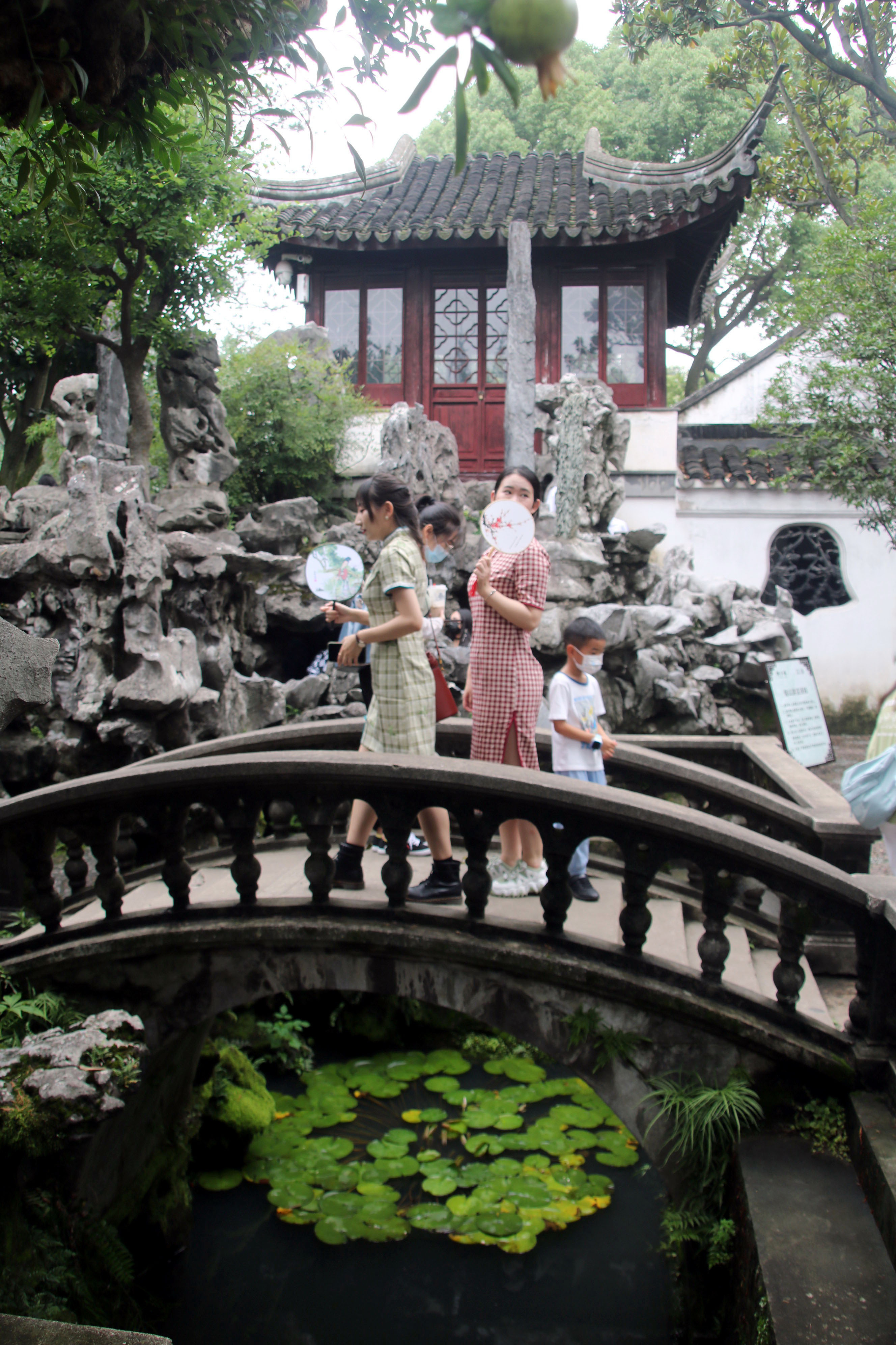 天,江苏苏州雨后开气转好,市民和游客来到苏州古典园林狮子林观光游览