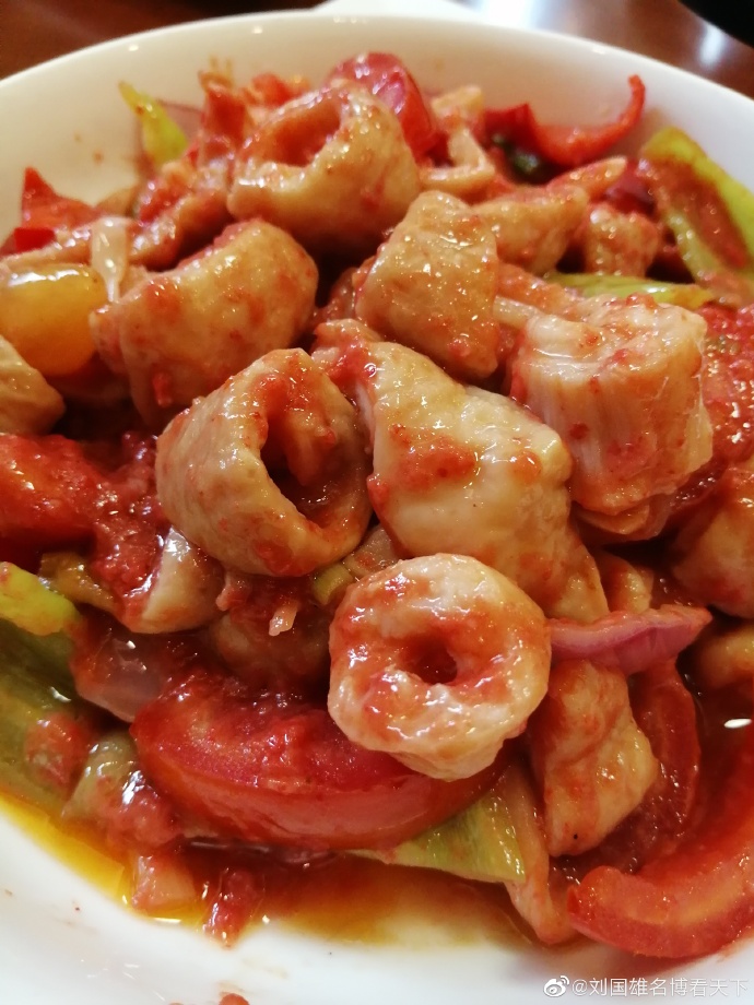 红糟大肠是广西桂平特色菜吃起来酸辣可口现在在南宁就能吃到