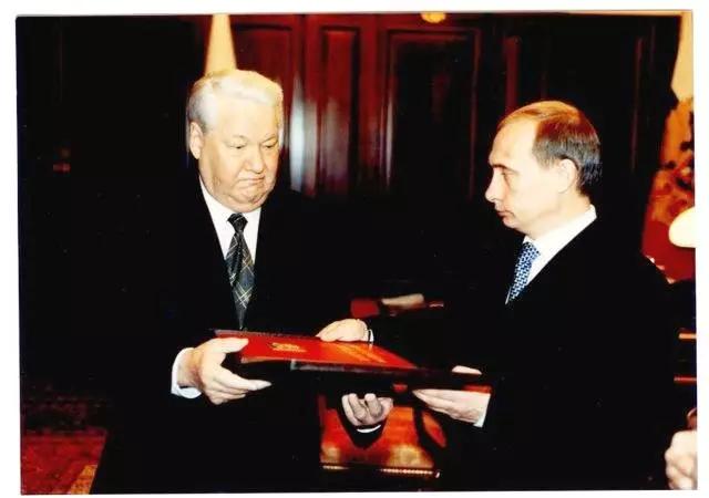 1999年12月31日一大早,时任俄罗斯总统鲍里斯.
