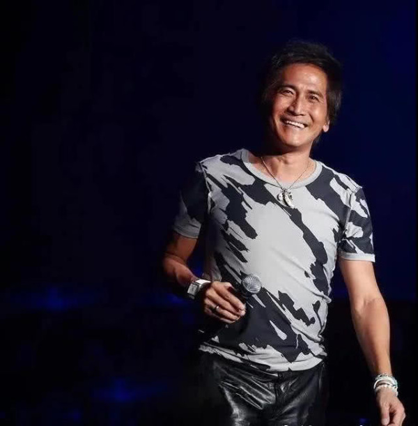 60岁齐秦近照大变样!两鬓斑白不修边幅,与小24岁娇妻同框像祖孙