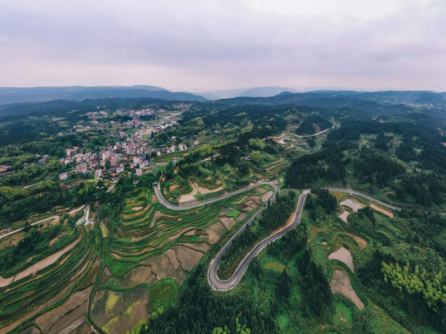 走在幸福的康庄大道上贵州省县乡公路改善提升工程锦屏县项目点观察