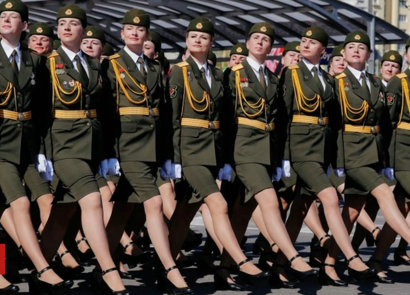 俄罗斯一女兵成阅兵最美风景!鞋子掉了依然光脚行进!