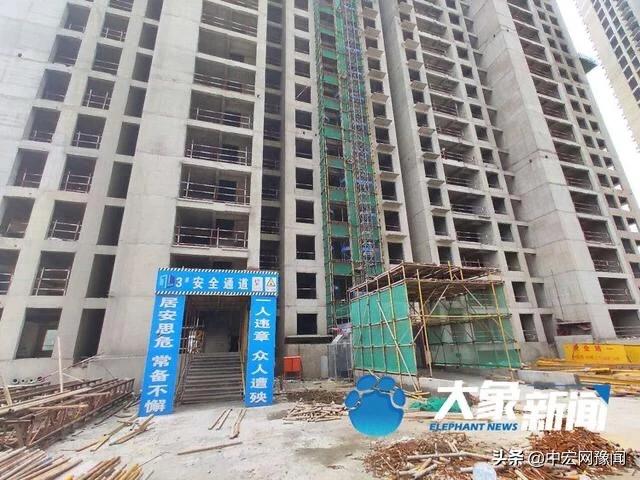 小区施工工地,此时距离开发商承诺的6月15号楼盘建设全面复工已经过去