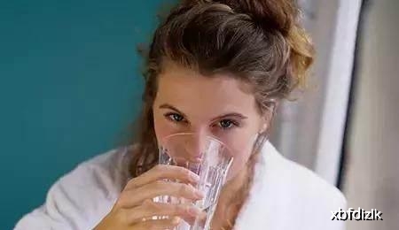 睡前多久不要喝水才能不起夜 5dfc7f2e3a2d4f3a831a652700e4a846.jpeg