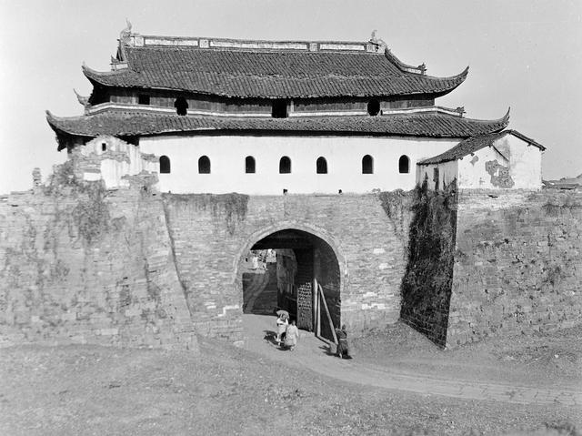 浙江杭州1917年,历经风雨的凤山水城门