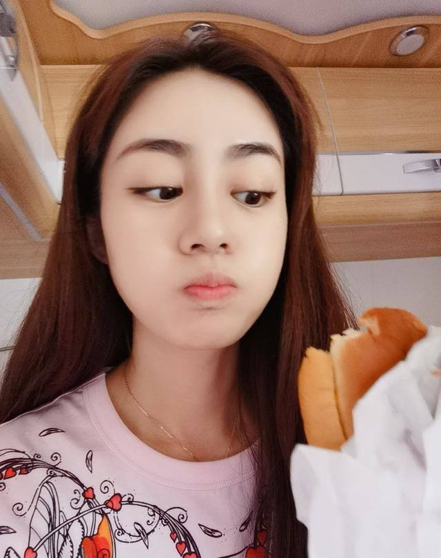 《乡爱》王小蒙晒房车却称活不起,遭同剧演员