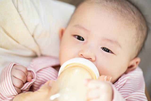 新生儿|爸妈别急着找医生正确解读新生儿常见的5个怪现象：宝宝好着呢