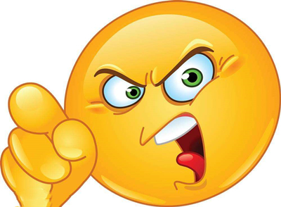 手提袋被丢在街头,上面还盖了张毯子,女子掀