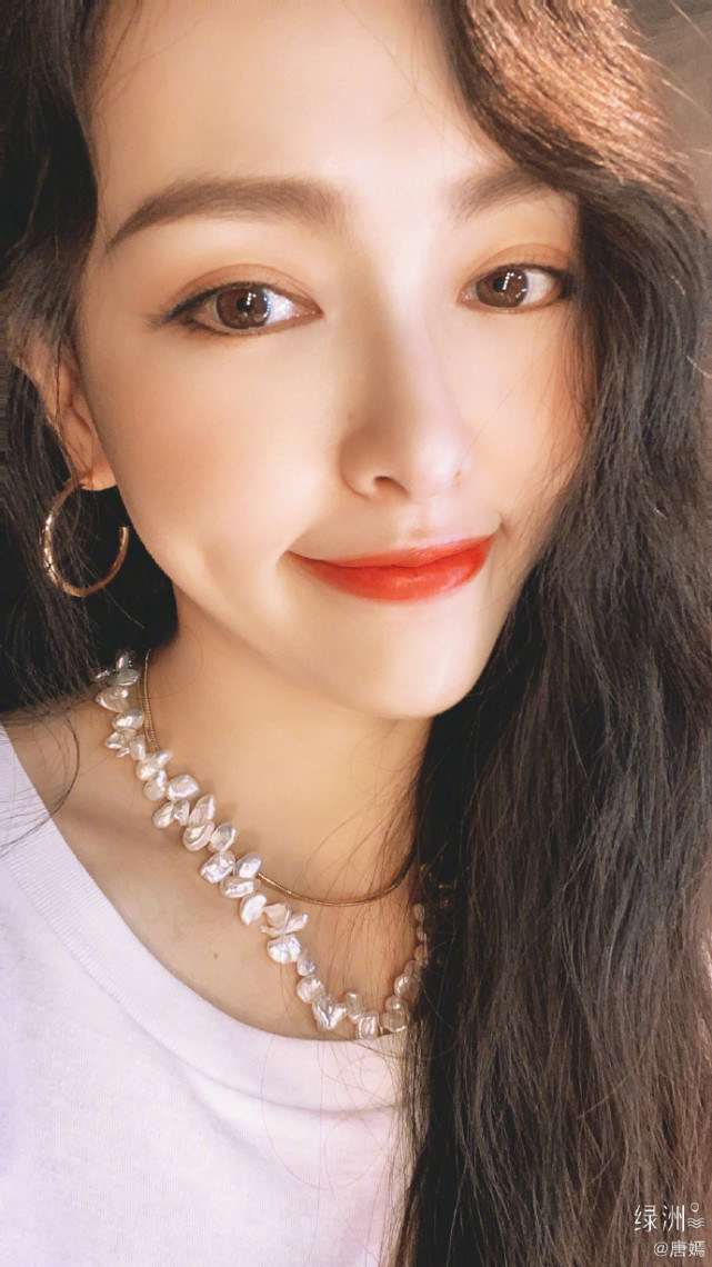 唐嫣产后首晒自拍照，P得面如白纸，却依然被痘