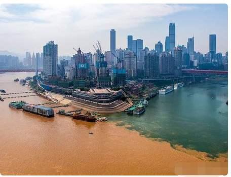 原创重庆连日暴雨江水浑浊,朝天门两江交汇处,鸳鸯锅化身"红油锅"