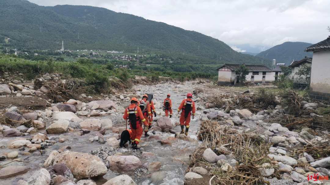 直击四川冕宁县遭遇暴雨灾害搜救现场,420人开展救援救灾