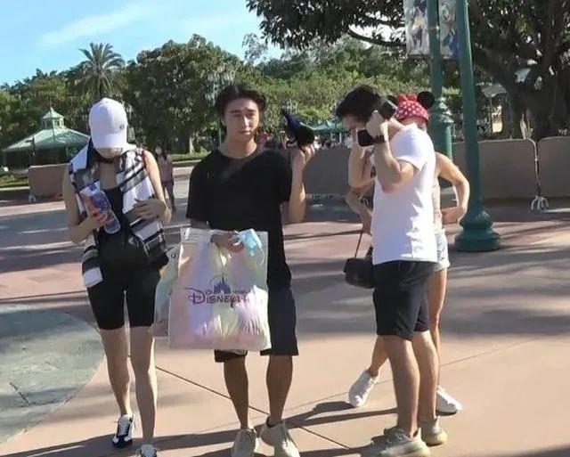 奚梦瑶何猷君守孝期游迪士尼惹争议！咋避谈赌