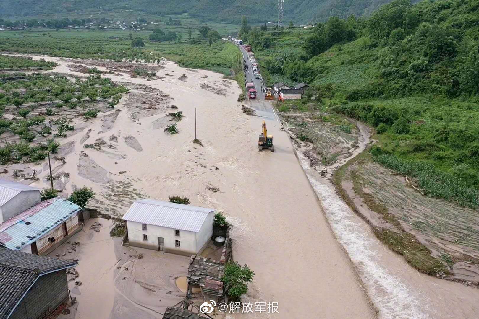 四川凉山冕宁县特大暴雨已致12人遇难10人失联,航拍受灾村庄