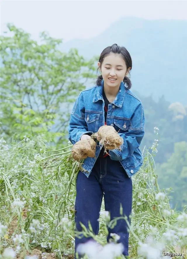 原创张子枫时尚起来挡不住,新潮露脐装叠穿,长发披肩配贝雷帽太女神