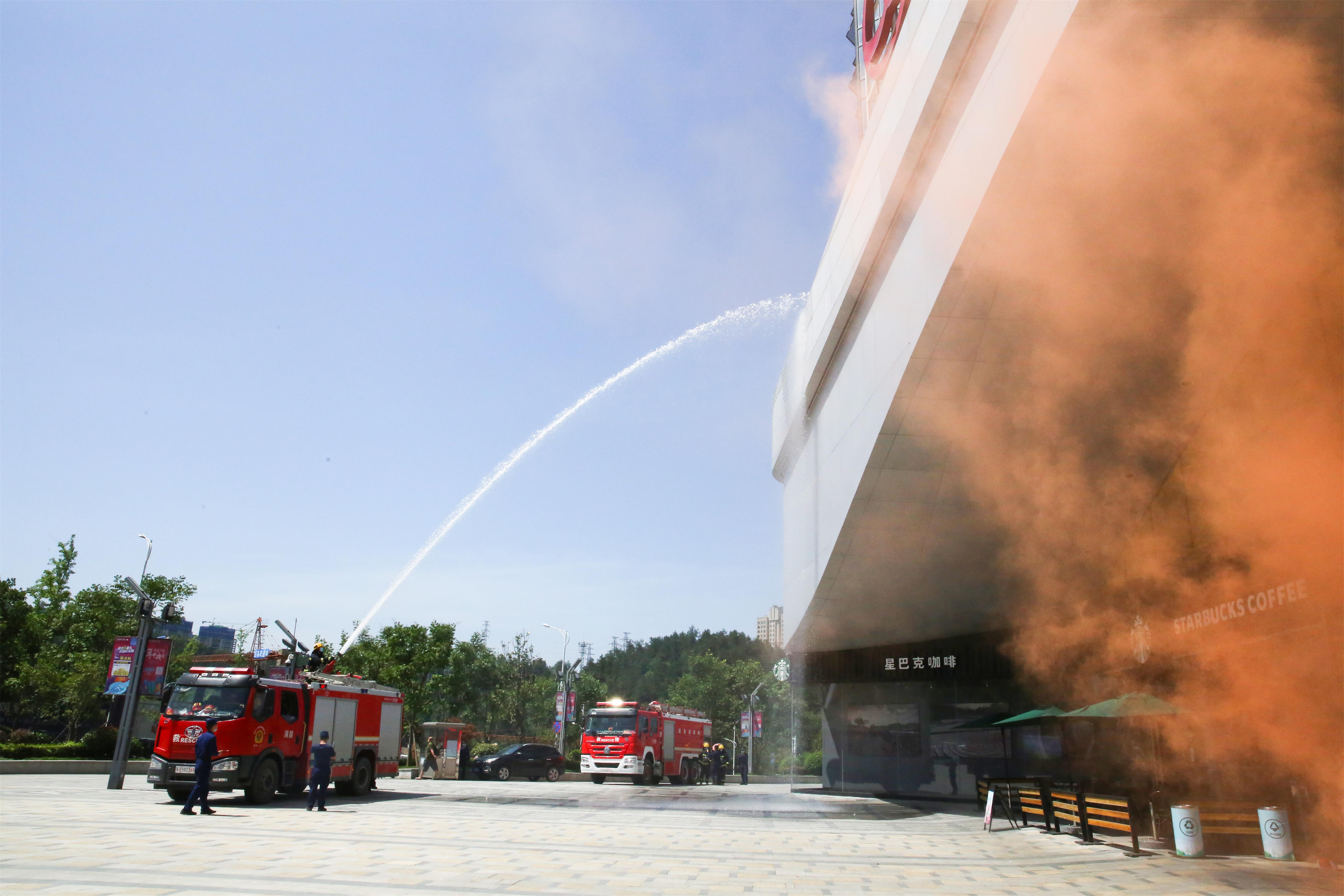 湖北十堰:万达着火了!勿慌,消防来了.