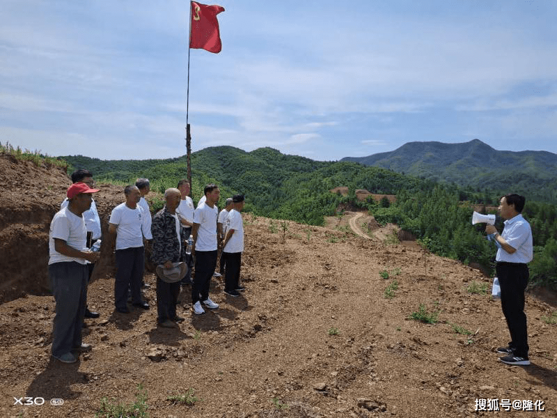 脱贫摘帽是新生活的起点——隆化黑山嘴村纪念建党99周年主题党日活动