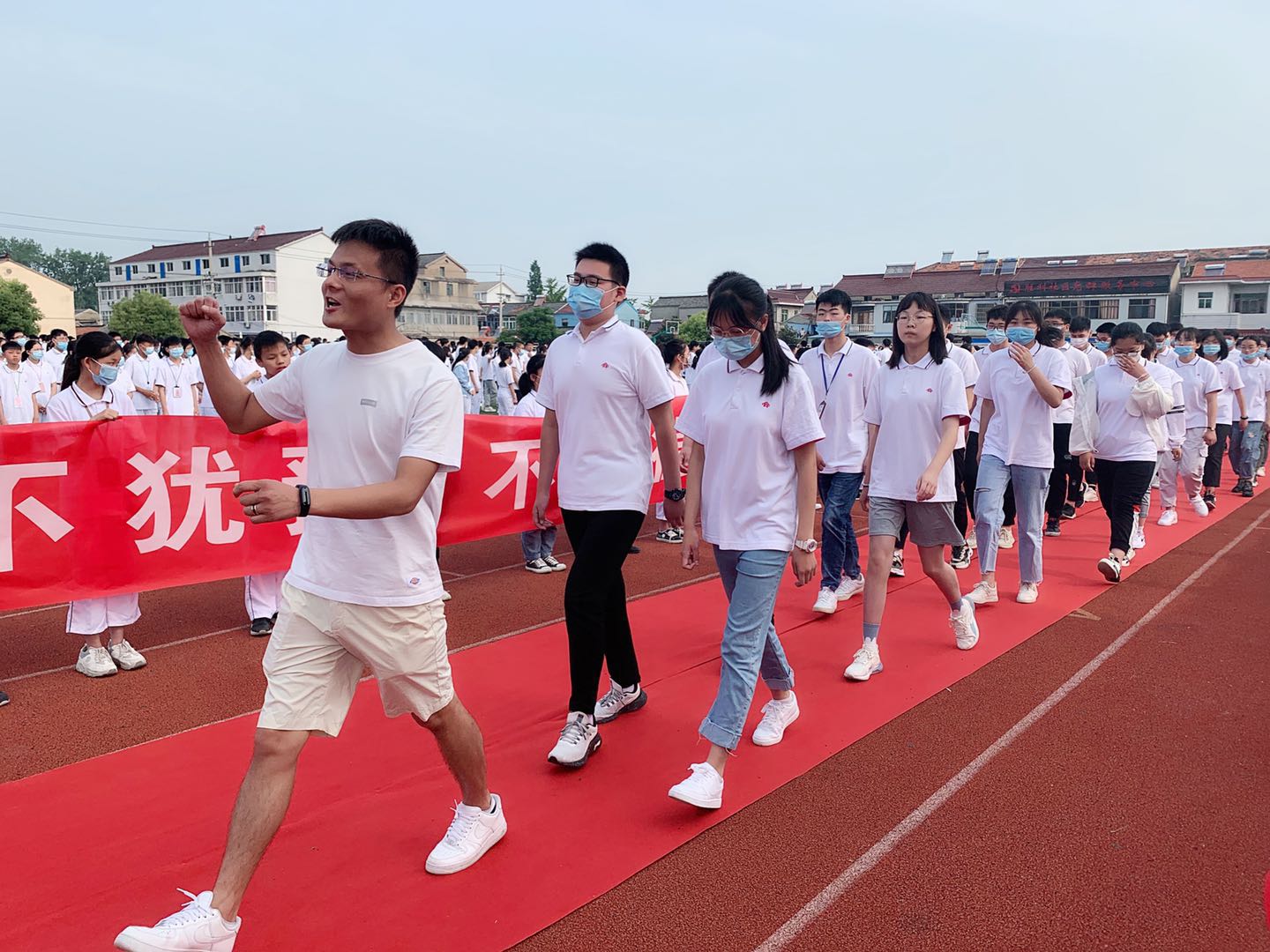 2020年7月1日上午,宝应县氾水镇初级中学举行了隆重的中考暖行仪式,为