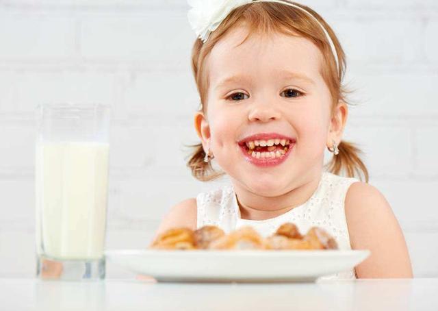 四类食品易增加孩子肠胃负担，吃一次等于吃几包辣条，家长要控量