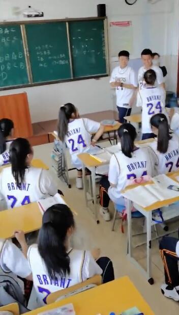 曼巴|网友疯狂调侃带着曼巴精神去高考！全班同学穿24号球衣致敬科比