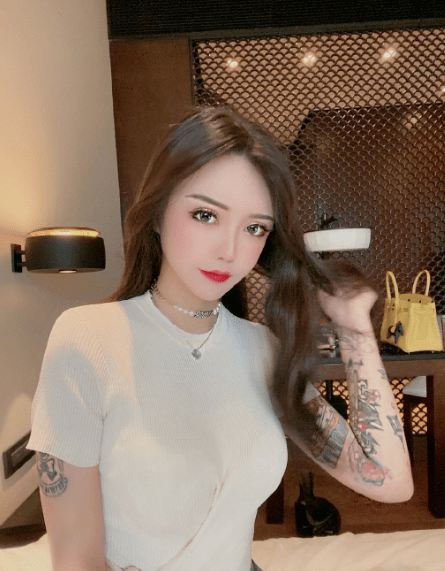原创韩安冉与女儿合影，P图过分了，腿比女儿还要瘦！