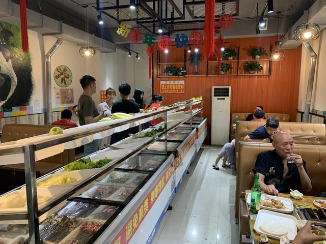 炭爷|火锅，海鲜，200来种菜随便吃不限量几十块一位的自助烧烤