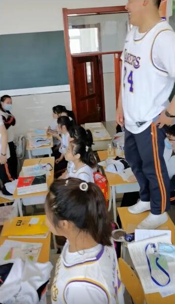 曼巴|网友疯狂调侃带着曼巴精神去高考！全班同学穿24号球衣致敬科比