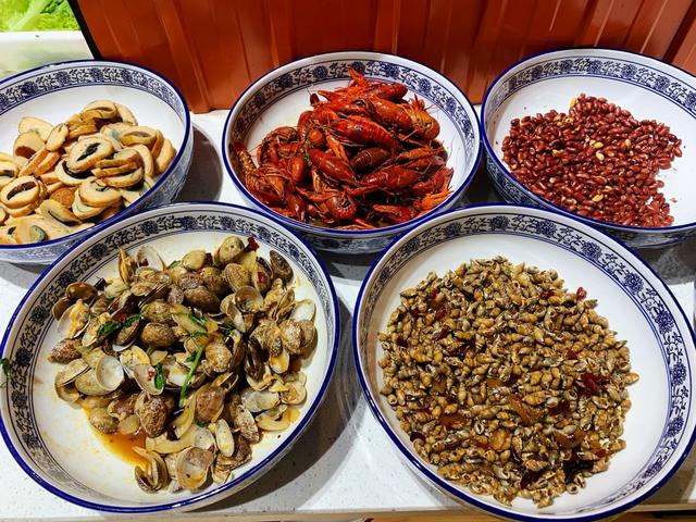 炭爷|火锅，海鲜，200来种菜随便吃不限量几十块一位的自助烧烤