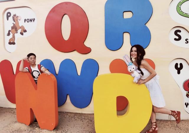 度假|原创温碧霞携丈夫、养子迪士尼度假，穿露肩连衣裙抱玩偶，54岁依然少女