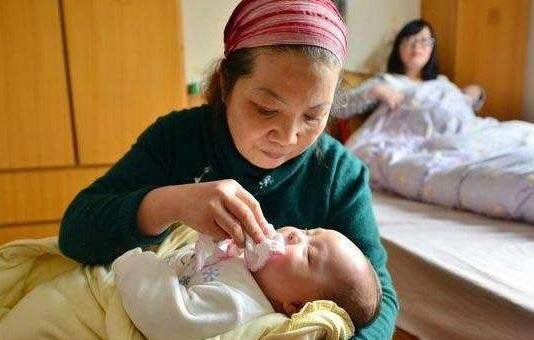 新生|老人容易掉入几个陷阱,爸妈及时阻止以免害了孩子照顾新生宝宝