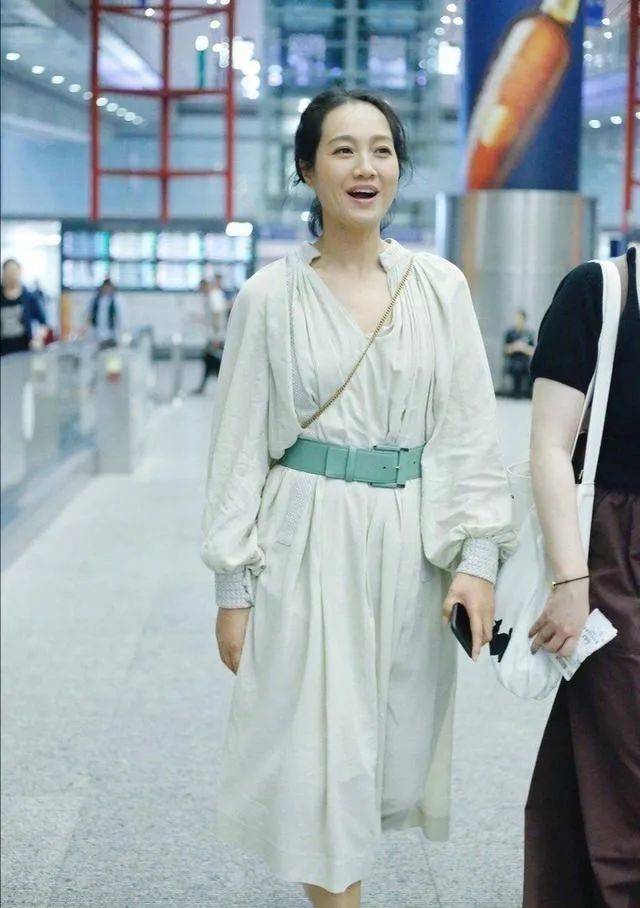 朱丹精致打扮现身机场，淡绿色裙子扎小辫太少女，脸部憔悴却减分
