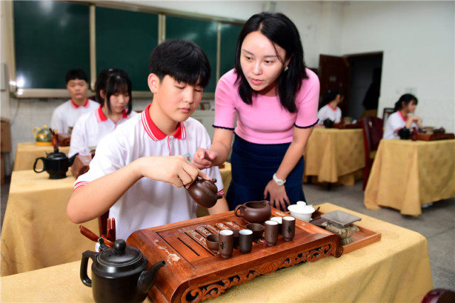 学生正在上茶艺课.