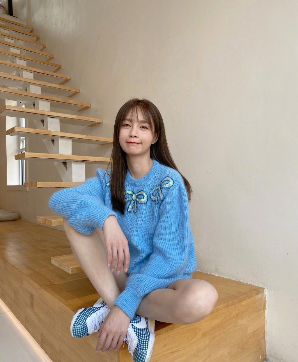 原创沈梦辰不得了,穿蝴蝶结针织衫盘腿坐,玩假"下衣失踪"美腿吸睛