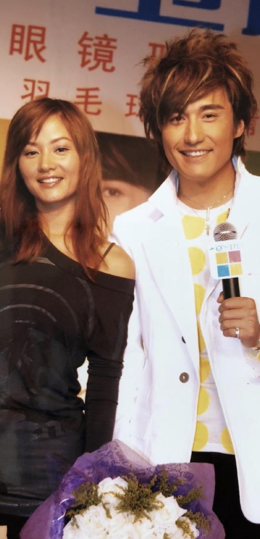 李亚鹏|原创胡兵晒合影为49岁瞿颖庆生，两人驻颜有术登对养眼，友谊长存