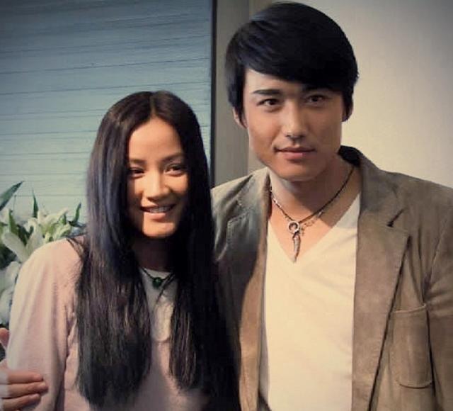 李亚鹏|原创胡兵晒合影为49岁瞿颖庆生，两人驻颜有术登对养眼，友谊长存