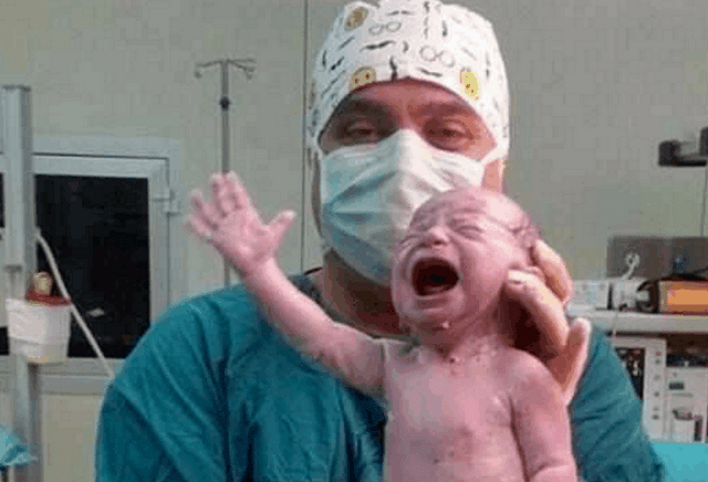 孩子|小宝宝太脆弱陪婴儿玩耍要注意什么?父母不可大意