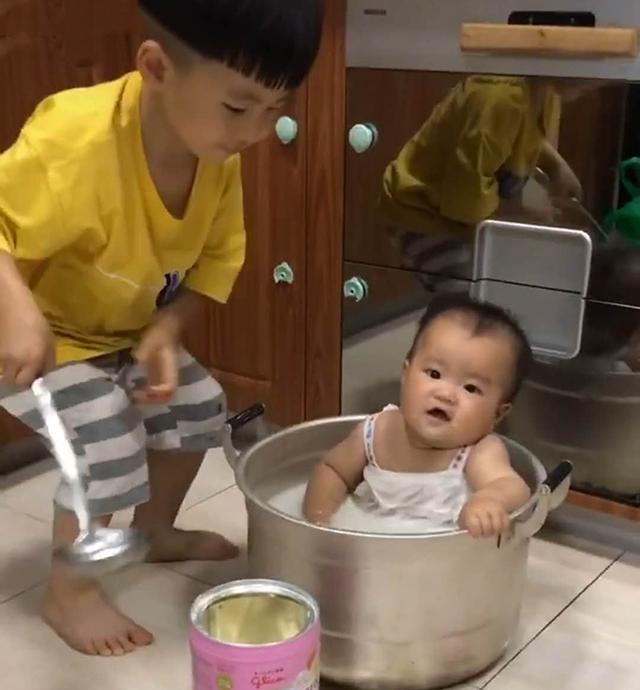 趁妈妈不注意，哥哥准备将弟弟炖汤，妈妈发现时“大料”都备好了，网友笑翻