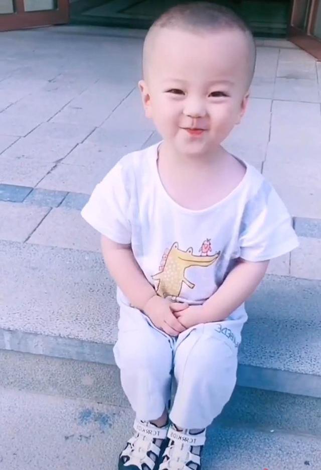 妈妈将娃交给奶奶带,两月后奶奶发来视频,儿子变化之大让妈妈不敢置信 妈妈将娃交给奶奶带,两月后奶奶发来视频,儿子变化之大让妈妈不敢置信