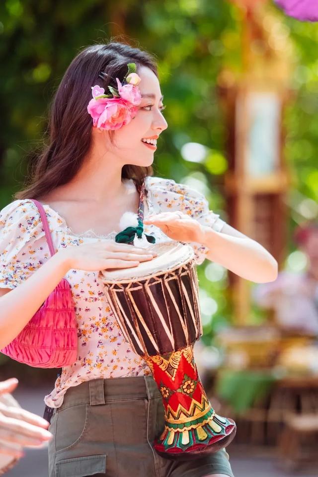 吉娜化身傣族姑娘又美又俏!魔鬼身材娇而不艳犹如仙子