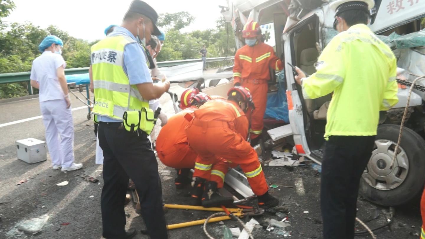 幸运的是,事故司机皆有受伤但是并未造成人员死亡,救护车上当时也没有