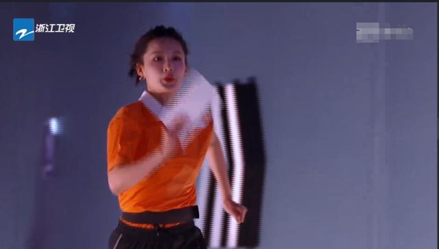 baby|原创《奔跑吧》baby松垮葛优躺，李沁收腹挺腰气质优雅，观众称差别大