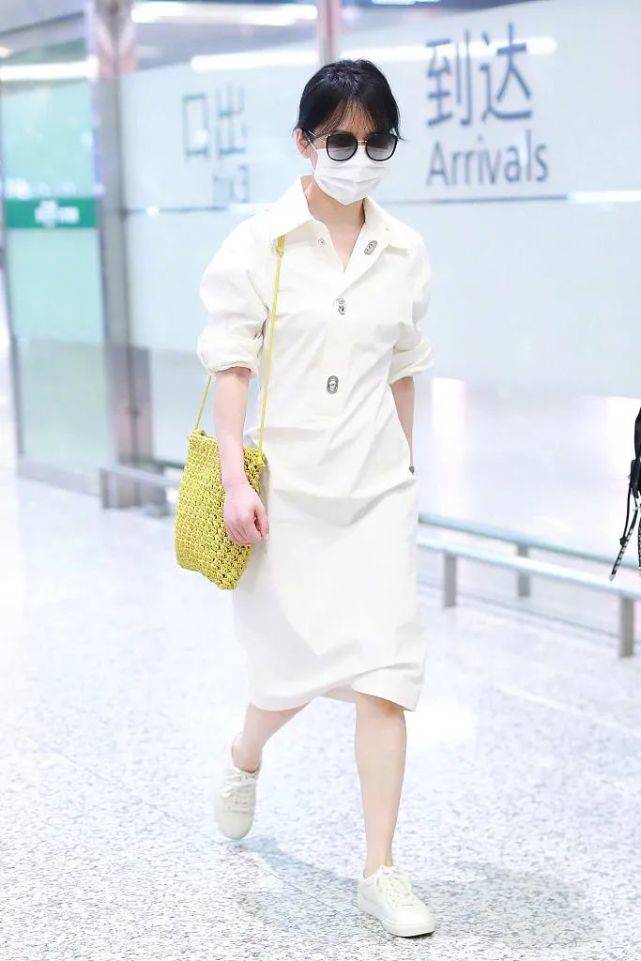 原创俞飞鸿现身机场，穿白色衬衫裙女神气质满满，哪里像是49岁女人？