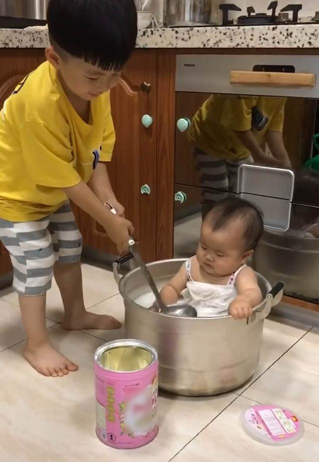 趁妈妈不注意，哥哥准备将弟弟炖汤，妈妈发现时“大料”都备好了，网友笑翻