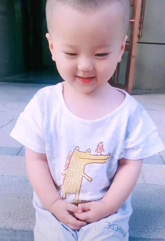 妈妈将娃交给奶奶带,两月后奶奶发来视频,儿子变化之大让妈妈不敢置信 妈妈将娃交给奶奶带,两月后奶奶发来视频,儿子变化之大让妈妈不敢置信